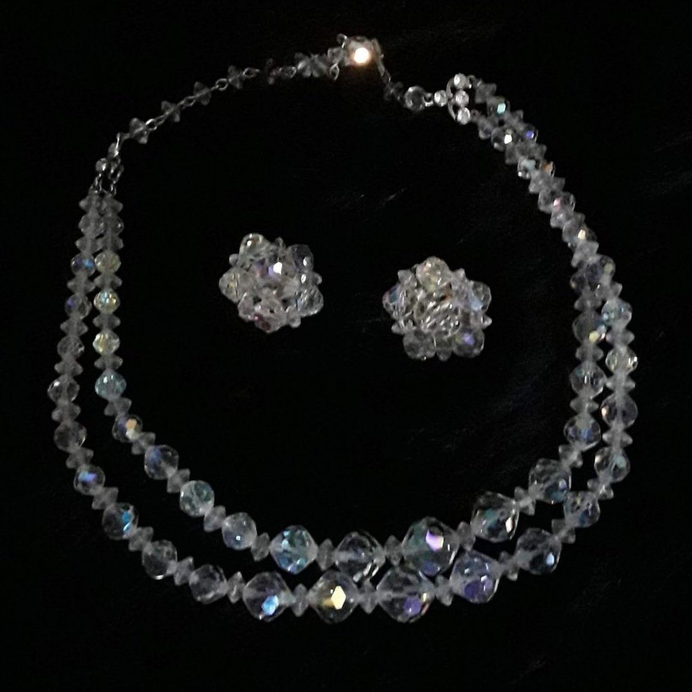 Vintage necklace and flower earrings set.